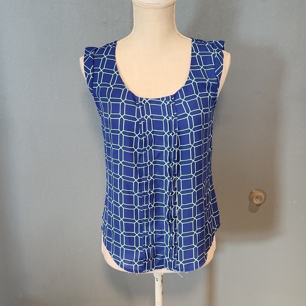 Candies pleated sleeveless geometric print blouse